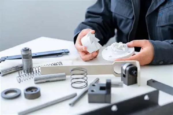 ¿Qué factores afectan el costo y tiempo del prototipado rápido?