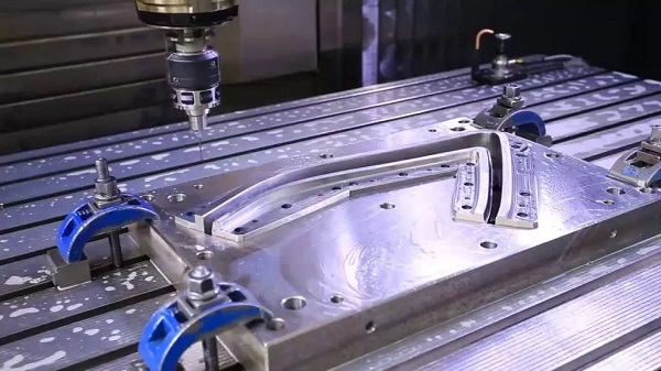 Mecanizado CNC en la Industria Automotriz: Aplicaciones y Ventajas Clave