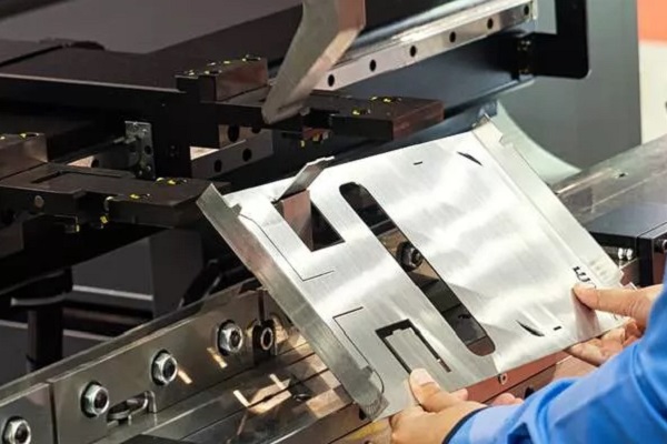 Fabricación de Chapa Metálica: Procesos de Corte, Doblado y Ensamblaje