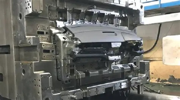 Moldeo por inyección para automoción: ¿Cómo se fabrican los componentes del coche?