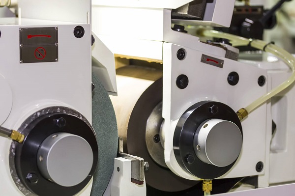 ¿Rectificado sin centros: la solución ideal para piezas cilíndricas de alta precisión?