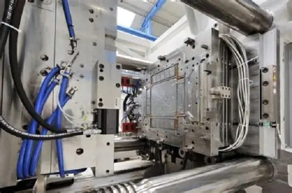 Moldeo de piezas grandes: ¿Cómo fabricar componentes plásticos de gran tamaño?