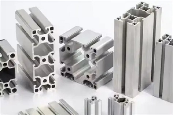 ¿Necesita perfiles metálicos complejos en grandes volúmenes? Descubra la extrusión de metal