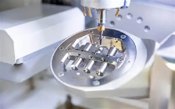 Mecanizado CNC de Titanio: Guía Técnica para Resolver los Problemas de Herramientas y Deformación